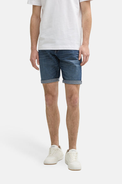 Short en denim bleu foncé de Tom Tailor, avec ourlets retroussés, porté avec un t-shirt blanc et des baskets blanches.