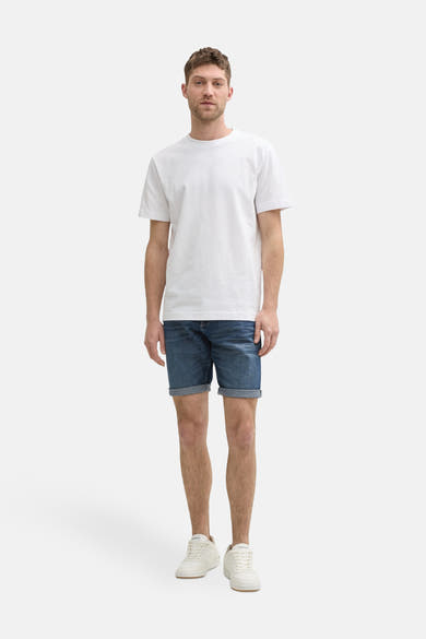 Short en denim bleu foncé de Tom Tailor, porté avec un t-shirt blanc et des baskets blanches.