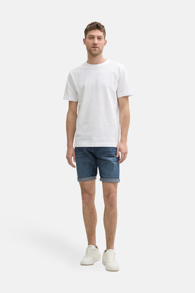 Short en denim bleu foncé de Tom Tailor, porté avec un t-shirt blanc et des baskets blanches.