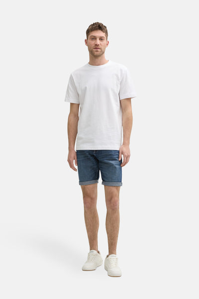 Short en denim bleu foncé de Tom Tailor, porté avec un t-shirt blanc et des baskets blanches.