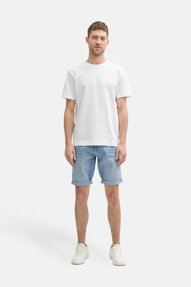 Short en denim bleu clair de Tom Tailor, avec ourlets roulés, porté avec un t-shirt blanc et des baskets blanches.
