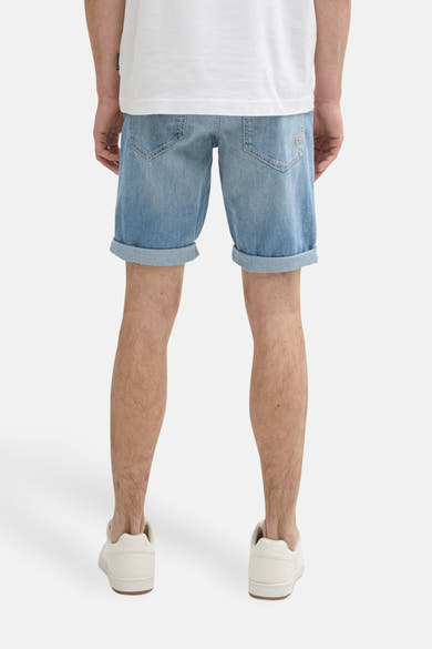 Short en jean bleu clair de Tom Tailor, ourlet retroussé et poches arrière apparentes.