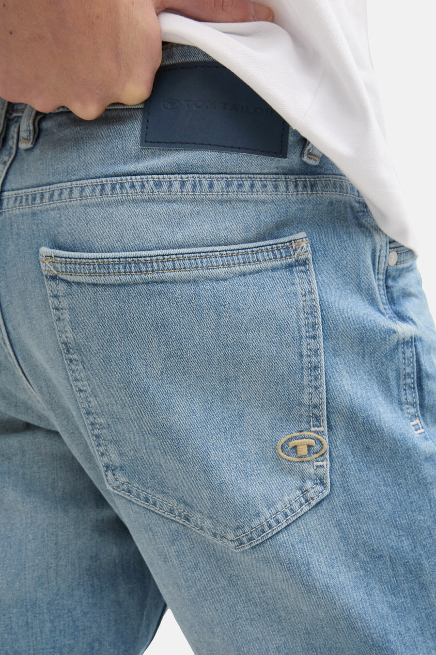 Short en denim bleu clair de Tom Tailor, poche arrière distinctive avec logo.