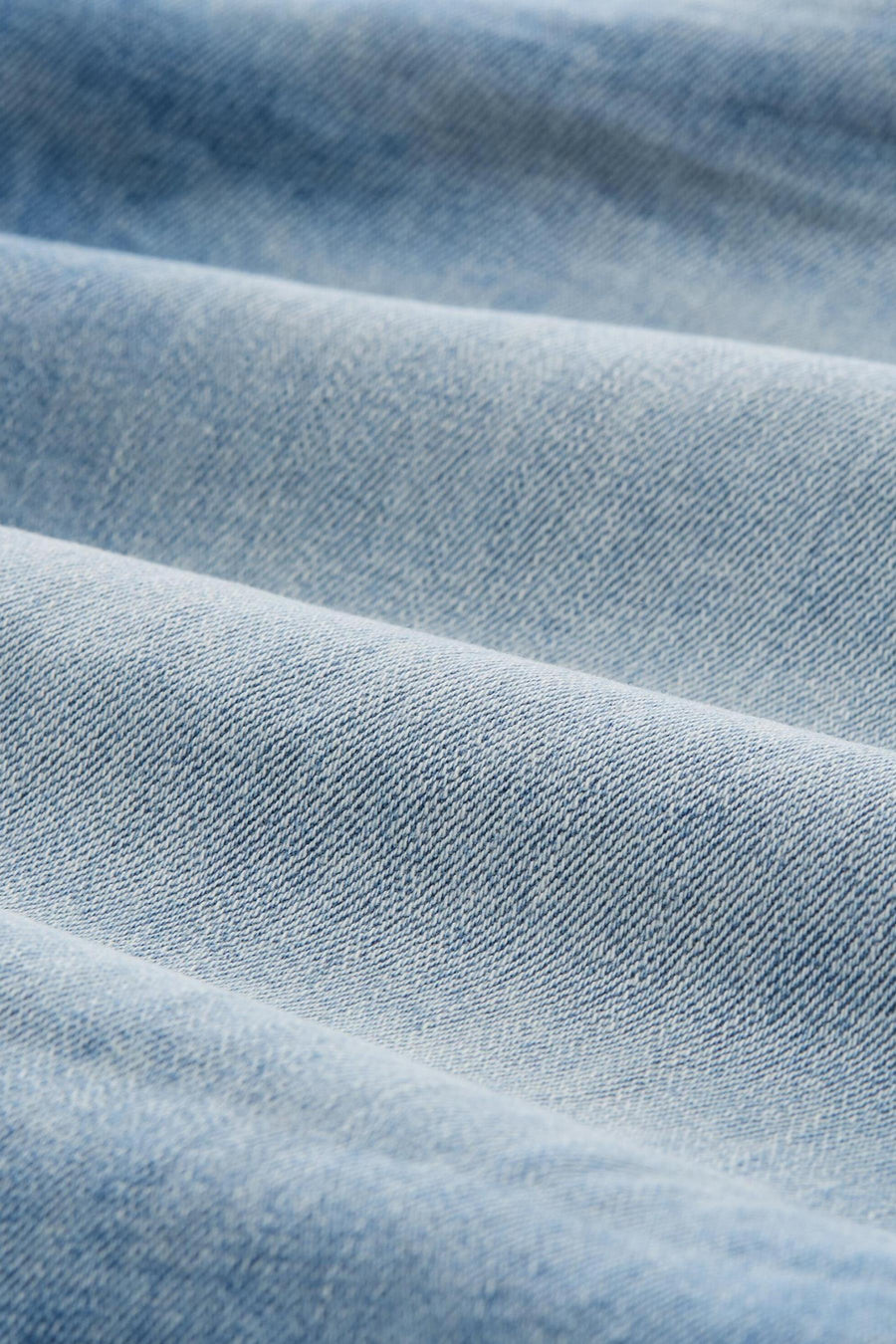 Short en denim bleu clair de Tom Tailor, avec une texture tissée et des plis doux.

