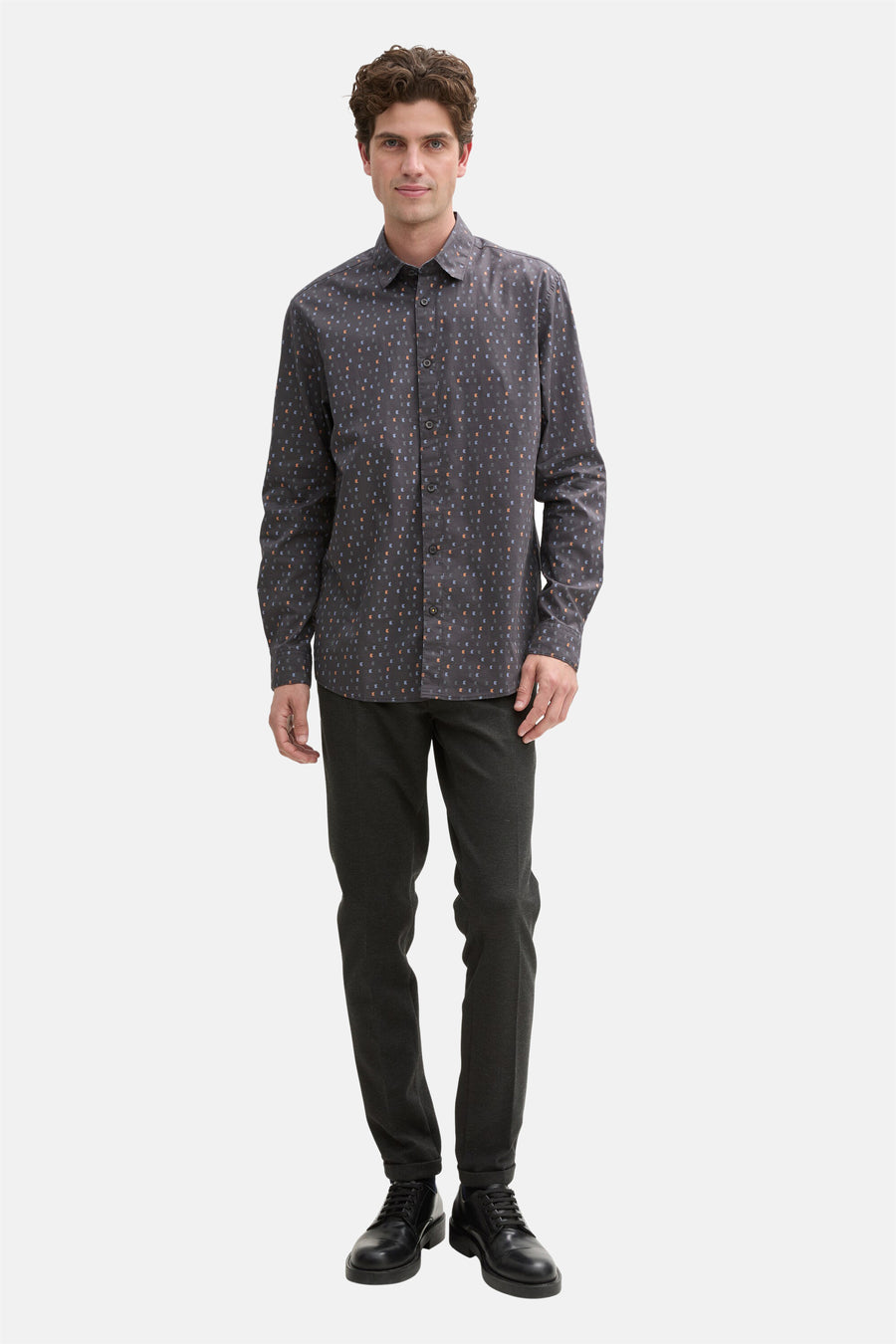 Grijs overhemd met lange mouwen van Tom Tailor, met een subtiel geometrisch patroon, gedragen met een zwarte broek en schoenen.