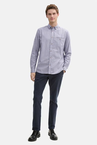 Blauw Tom Tailor overhemd met lange mouwen en subtiel patroon, gedragen met een zwarte broek en schoenen.