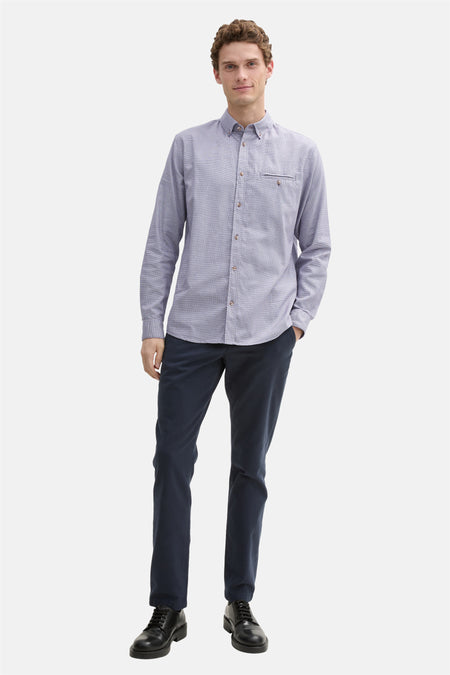 Blauw Tom Tailor overhemd met lange mouwen en subtiel patroon, gedragen met een zwarte broek en schoenen.