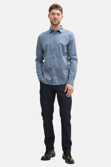 Blauw overhemd met lange mouwen en patroon, van Tom Tailor, gedragen met een donkere broek en zwarte schoenen.