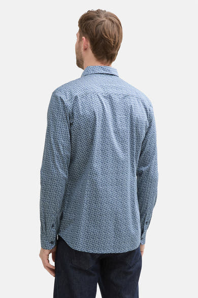 Blauw overhemd met lange mouwen van Tom Tailor, met een subtiel geometrisch patroon, gedragen met een donkere jeans.