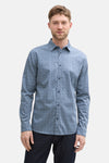 Blauw overhemd met lange mouwen van Tom Tailor met een subtiel geometrisch patroon, gedragen met een donkere jeans.
