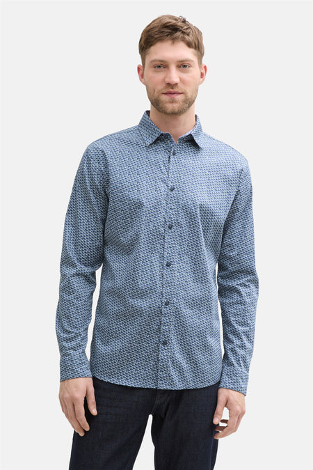Blauw overhemd met lange mouwen van Tom Tailor met een subtiel geometrisch patroon, gedragen met een donkere jeans.