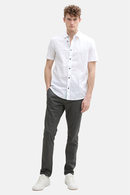 Wit overhemd met korte mouwen en patroon, van Tom Tailor, met donkere knopen en grijze broek.