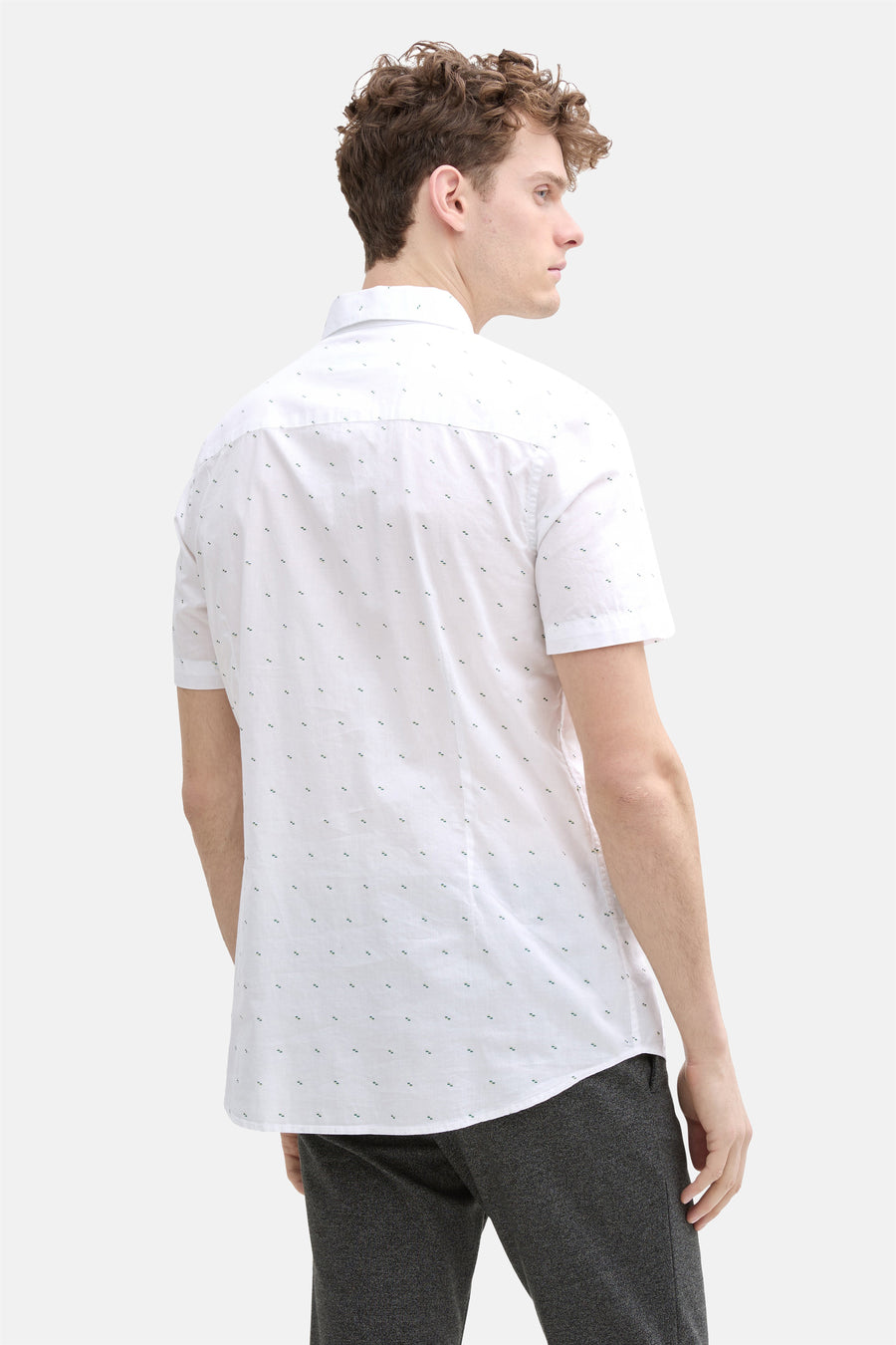Wit overhemd met korte mouwen van Tom Tailor, subtiele patroonprint, gedragen met een grijze broek, achtergezicht.