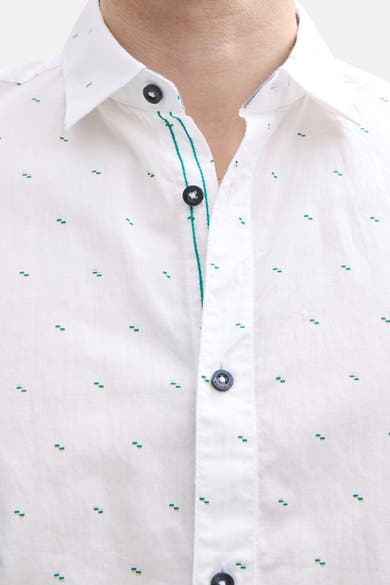 Wit overhemd met korte mouwen van Tom Tailor, met discreet patroon en groene stikseldetails.