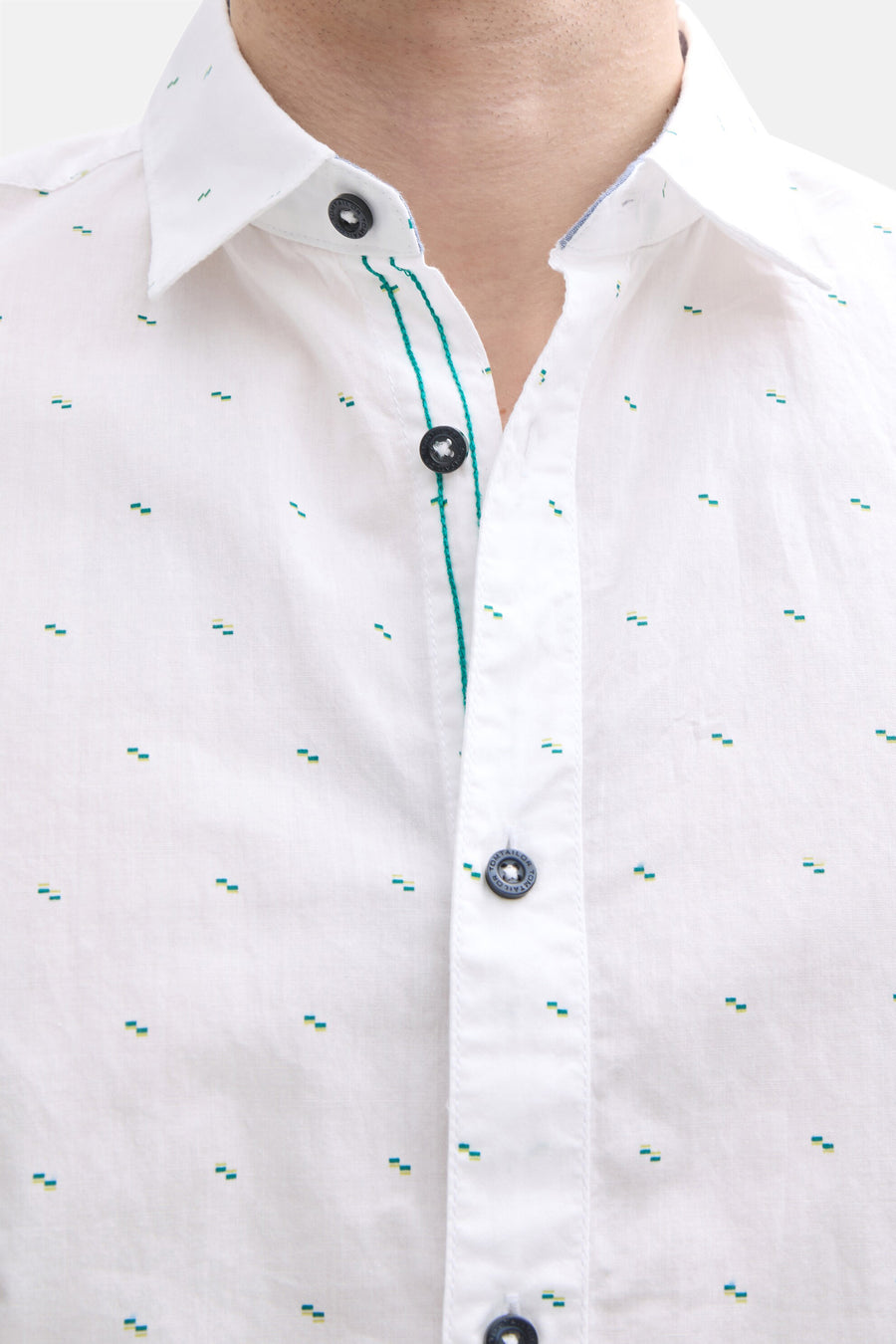 Wit overhemd met korte mouwen van Tom Tailor, met discreet patroon en groene stikseldetails.