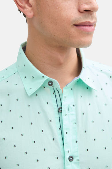 Groen overhemd met korte mouwen van Tom Tailor, met subtiele geometrische patronen en blauwe afwerkingsdetails.