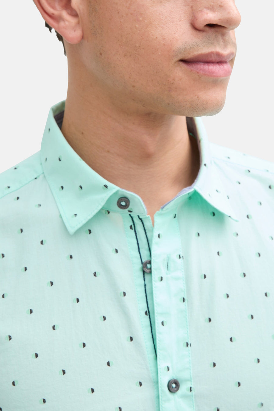 Groen overhemd met korte mouwen van Tom Tailor, met subtiele geometrische patronen en blauwe afwerkingsdetails.