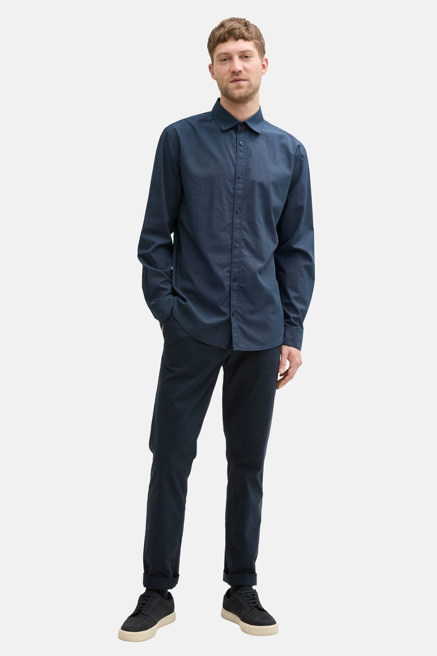 Blauw overhemd met lange mouwen van Tom Tailor, met een subtiele textuur, gedragen met een donkere broek en sneakers.