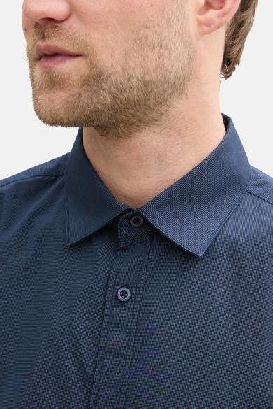 Blauwe blouse met lange mouwen van Tom Tailor, met subtiel textuurpatroon en klassieke kraag.