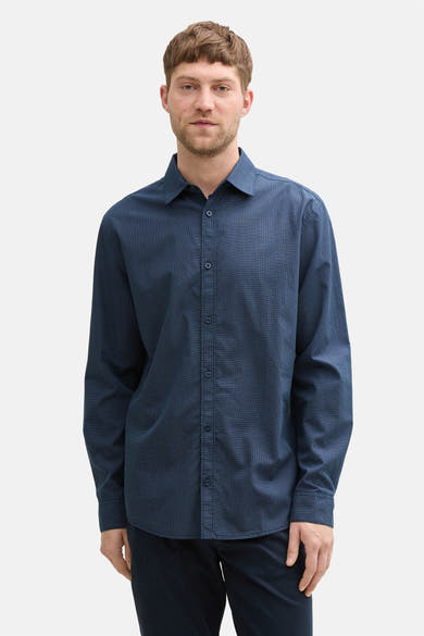 Blauw overhemd met lange mouwen van Tom Tailor, met subtiel patroon, gedragen met een donkere broek.