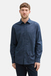 Blauw overhemd met lange mouwen van Tom Tailor, met subtiel patroon, gedragen met een donkere broek.