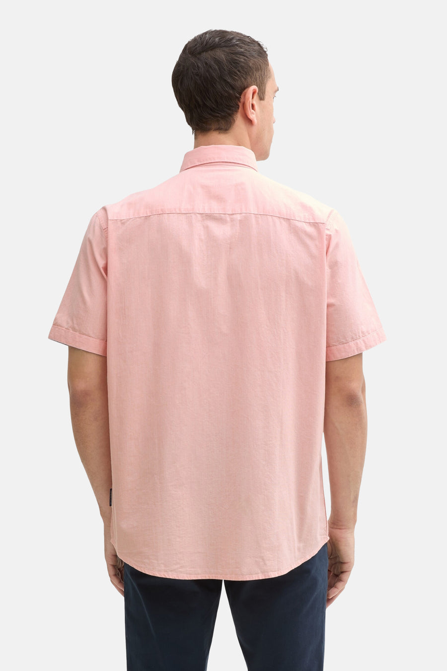 Chemise à manches courtes corail de Tom Tailor, vue de dos, sur un homme portant un pantalon bleu marine.
