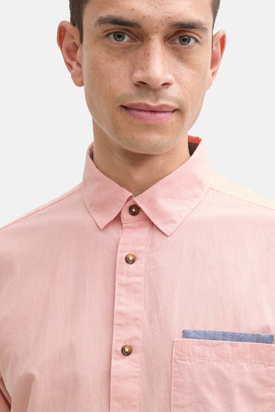 Koraalrood overhemd met korte mouwen van Tom Tailor, met borstzakje met blauwe details.