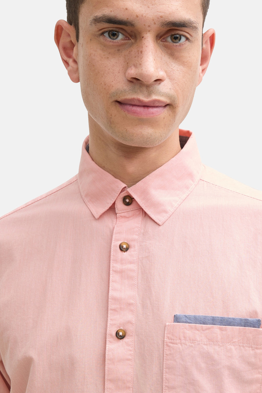 Koraalrood overhemd met korte mouwen van Tom Tailor, met borstzakje met blauwe details.