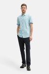 Turquoise T-shirt met korte mouwen van Tom Tailor, achterkant, op een marineblauwe broek.