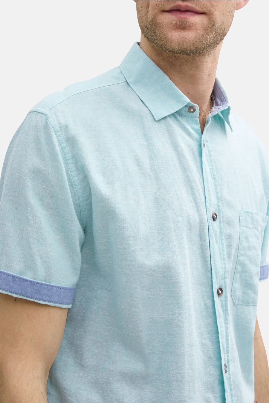 Turquoise overhemd met korte mouwen van Tom Tailor, met een button-down kraag en blauwe afwerkingen aan de mouwen.