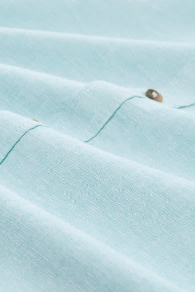 Turquoise overhemd met korte mouwen van Tom Tailor, linnen textuur met zichtbare knopen.