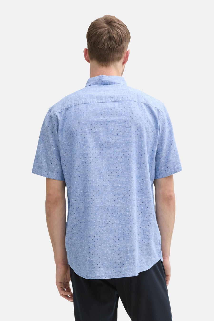 Chemise bleue à manches courtes de Tom Tailor, avec un motif à pois, vue de dos.