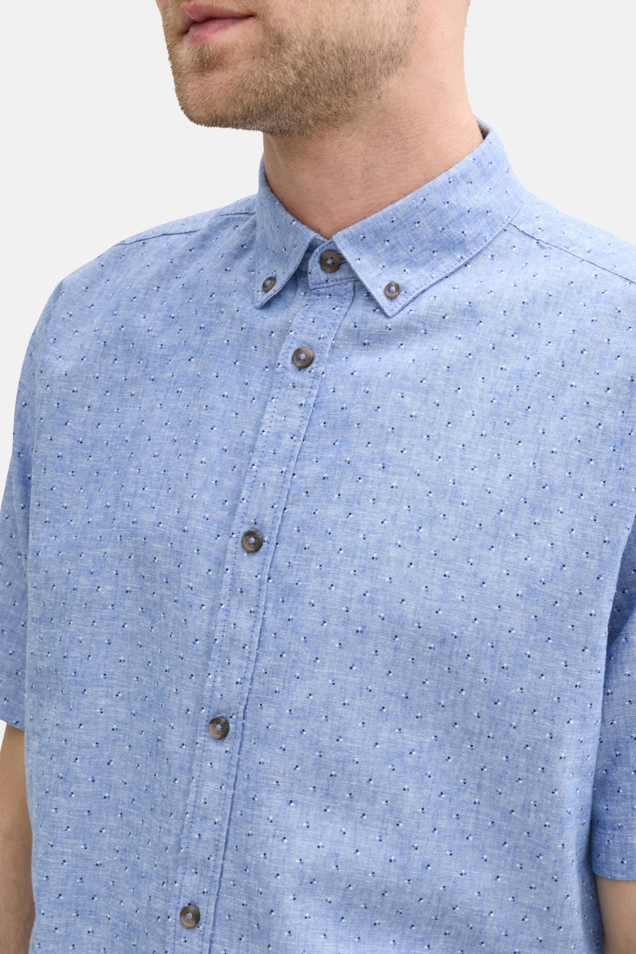 Blauw overhemd met korte mouwen van Tom Tailor, met stippenpatroon, knopen en een button-down kraag.