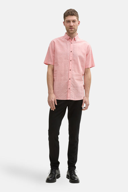 Roze T-shirt met korte mouwen van Tom Tailor, met een subtiel patroon, gedragen met een zwarte broek en bijpassende schoenen.