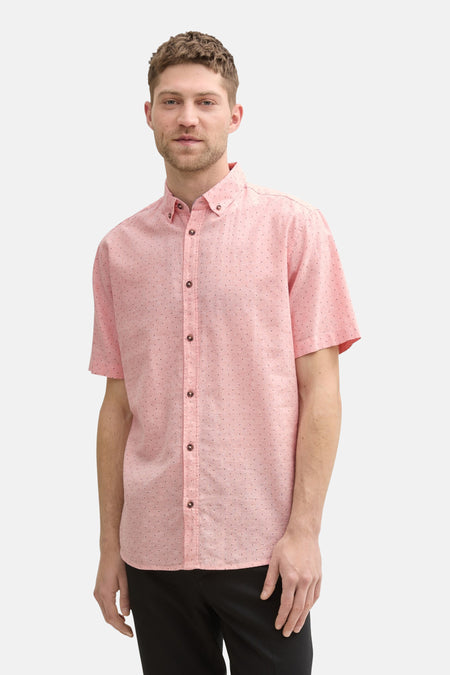 Roze overhemd met korte mouwen van Tom Tailor, met stippenpatroon en bruine knopen.