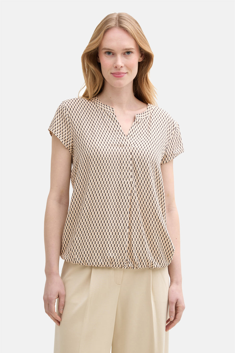 Beige blouse met korte mouwen van Tom Tailor, met een zwart geometrisch patroon en een subtiele V-hals.