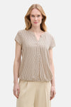 Beige blouse met korte mouwen van Tom Tailor, met geometrisch patroon, gedragen met een beige broek.