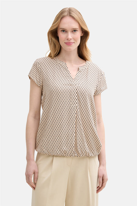 Beige blouse met korte mouwen van Tom Tailor, met geometrisch patroon, gedragen met een beige broek.
