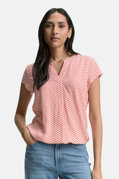 Blouse à manches courtes rouge de Tom Tailor avec motif à carreaux, portée avec un jean bleu.