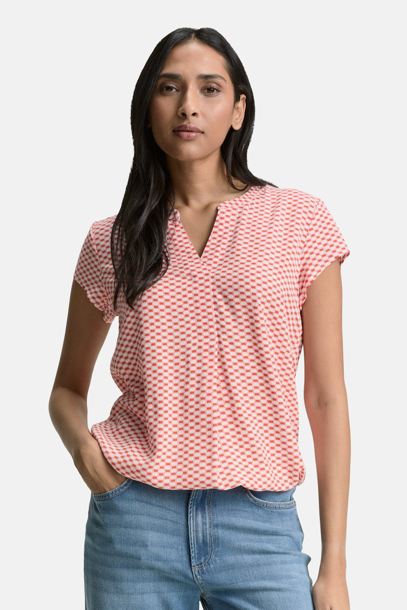 Blouse à manches courtes rouge de Tom Tailor avec motif à carreaux, portée avec un jean bleu.