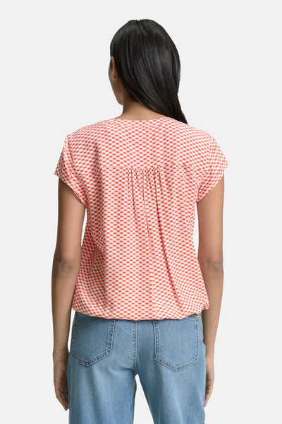 Blouse à manches courtes rouge by Tom Tailor avec motif quadrillé, détail plissé au dos et porté avec un jean.