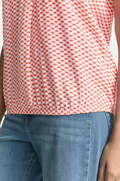 Rood overhemd met korte mouwen van Tom Tailor, geruit patroon, gedragen met een klassieke blauwe jeans.