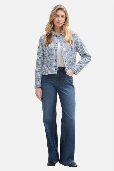 Blauwe tweed blazer van Tom Tailor, gedragen met een wijde jeans en een wit T-shirt.