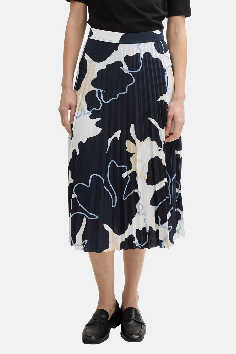Tom Tailor 3/4 meerkleurige rok met bloemenprint, geplooid en gedragen met een zwart T-shirt en loafers.