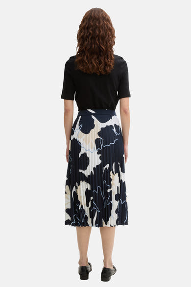 3/4 meerkleurige rok van Tom Tailor, met plooien en abstract bloemenpatroon, gedragen met een zwart T-shirt.