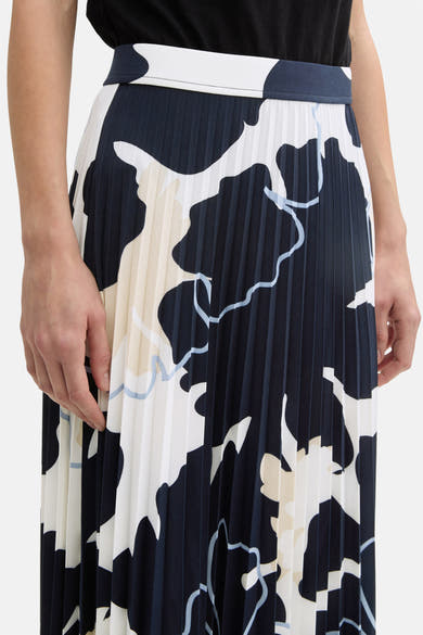 3/4 meerkleurige rok van Tom Tailor, geplooid met marineblauw, beige en wit abstract patroon.