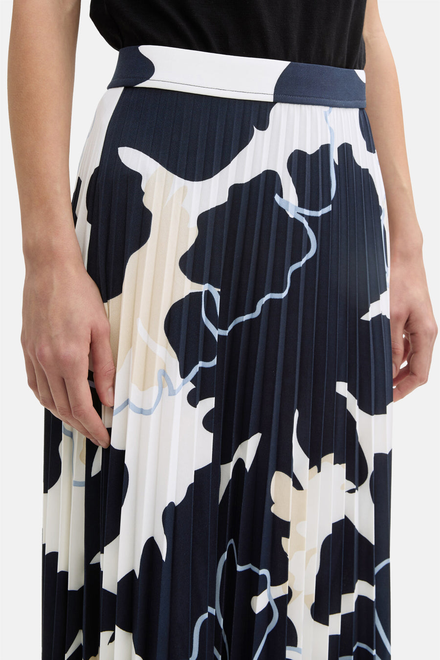3/4 meerkleurige rok van Tom Tailor, geplooid met marineblauw, beige en wit abstract patroon.