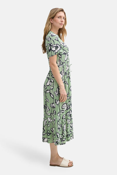 Groene jurk met bloemenprint, van Tom Tailor, met korte mouwen en een strikceintuur in de taille.