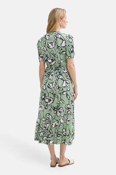 Groene jurk met bloemenprint, van Tom Tailor, met korte mouwen en bijpassende riem.