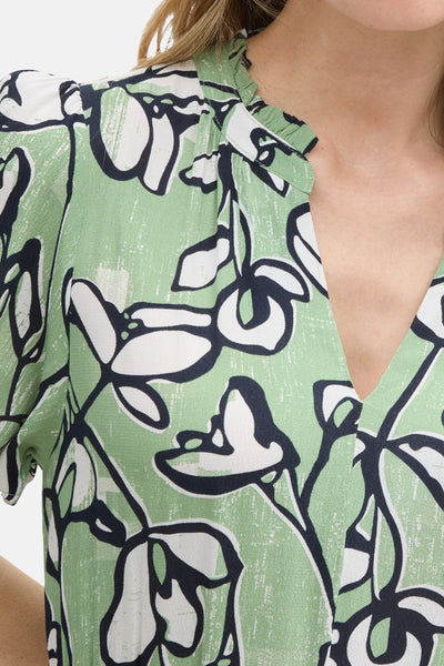 Korte groene jurk met bloemenprint van Tom Tailor, met opstaande gerimpelde kraag en korte pofmouwen.